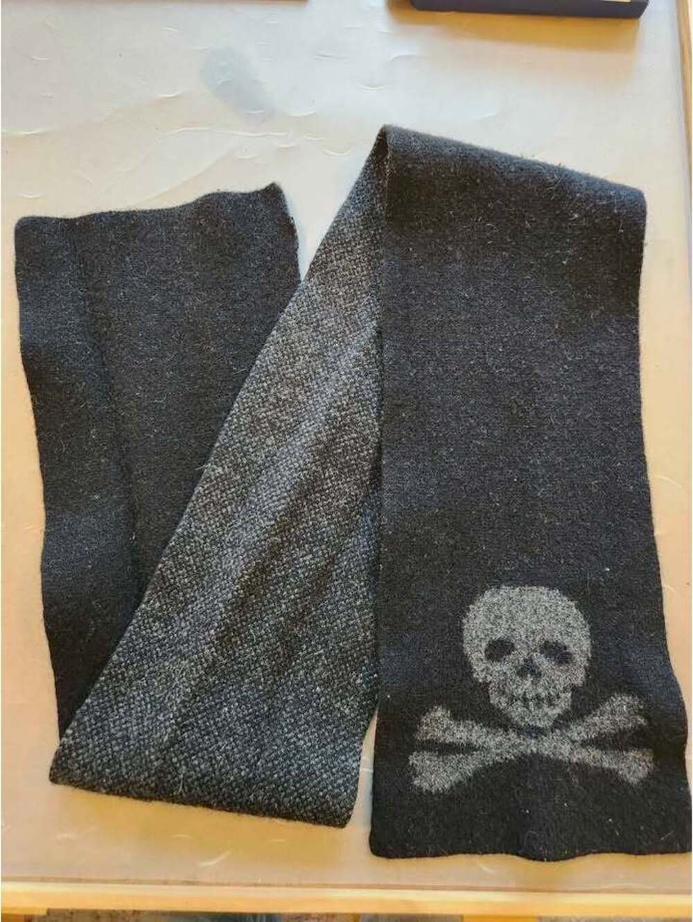 💀 Hot Topic Skull and Crossbones Scarf